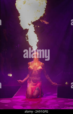 Il West End di Londra, Regno Unito. Xii Nov, 2019. Heather Holliday, fire-sfiatatoio e spada-swallower, esegue la respirazione enormi fiamme nella tenda. Olivier Award winning cabaret-varietà " La Clique' ritorno al West End a Leicester Square, Spiegel tenda stage come alternativa i film di natale, Dal Nov 14-Gen 04 con alcuni dei migliori esecutori di varietà, con la commedia, il circo, contemporaneo Vaudeville e alcuni adulti cheeky cabaret. Credito: Imageplotter/Alamy Live News Foto Stock