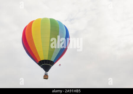 Massa di salita i palloni ad aria calda dal sito di lancio a Ashton Court Estate per il 2019 Bristol Balloon Fiesta Foto Stock