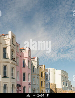 Le colorate case a schiera intorno al porto in Tenby, West Wales. Foto Stock