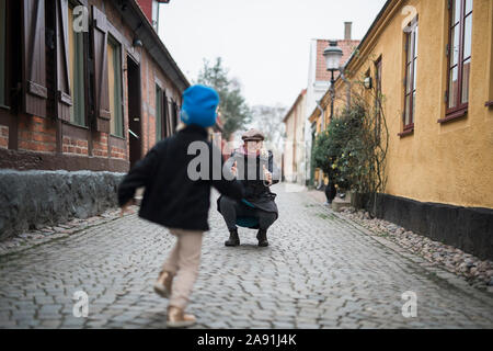 Padre con la figlia sulla strada di ciottoli Foto Stock