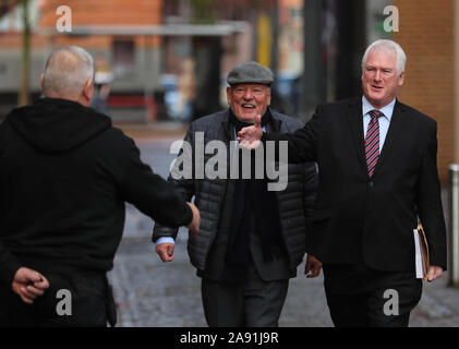 Ulster unionisti a sud di Belfast elezione generale candidato Michael Henderson (a destra) è accolto da un pozzo wisher come fa il suo modo con il collega di partito Jeff Dudgeon, a collocare la sua nomina di carte con l'Ufficio elettorale per l'Irlanda del Nord a Belfast. Foto Stock