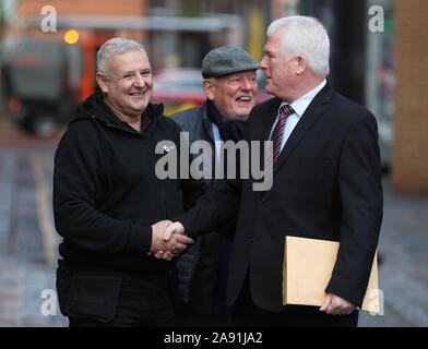 Ulster unionisti a sud di Belfast elezione generale candidato Michael Henderson (a destra) è accolto da un pozzo wisher come fa il suo modo con il collega di partito Jeff Dudgeon, a collocare la sua nomina di carte con l'Ufficio elettorale per l'Irlanda del Nord a Belfast. Foto Stock