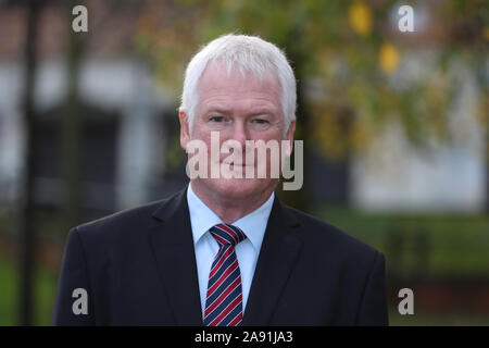 Ulster unionisti a sud di Belfast elezione generale candidato Michael Henderson dopo aver consegnato la sua nomina carte per l'Ufficio elettorale per l'Irlanda del Nord a Belfast. Foto Stock