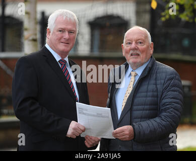 Ulster unionisti a sud di Belfast elezione generale candidato Michael Henderson (sinistra) mantiene la sua nomina di carte con una collega di partito Jeff Dudgeon, come egli capi per collocare la sua nomina con l'Ufficio elettorale per l'Irlanda del Nord a Belfast. Foto Stock