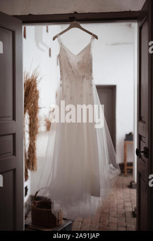 Abito da sposa appeso Foto Stock