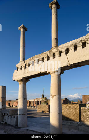 Pompei. L'Italia. Sito archeologico di Pompei. Vista del Forum Civile (Foro Civile), in primo piano un doppio ordine di colonne in pietra, colonne doriche Foto Stock