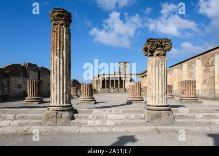 Pompei. L'Italia. Sito archeologico di Pompei. La Basilica (130-120 a.C.), era il luogo dove le transazioni aziendali e l'amministrazione della giustizia Foto Stock
