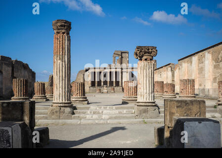 Pompei. L'Italia. Sito archeologico di Pompei. La Basilica (130-120 a.C.), era il luogo dove le transazioni aziendali e l'amministrazione della giustizia Foto Stock
