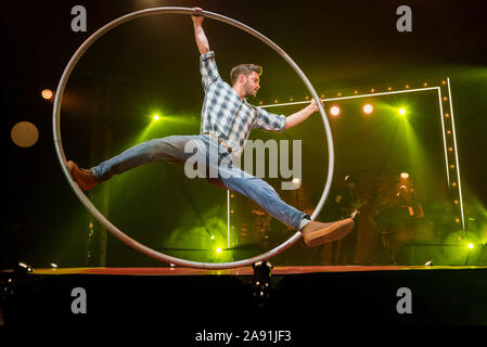 Londra, UK 12 Novembre 2019. Charlie Wheeller esegue sulla ruota Cyr in anteprima di 'La Clique', Olivier Award-winning cabaret show di varietà tornando al West End dopo oltre un decennio. Con alcuni dei migliori esecutori di varietà tra cui fire-respirazione, spada-deglutizione e acrobazie, la mostra è il alla Spiegeltent nel quadrato di Leicester fino al 4 gennaio 2020. Credito: Stephen Chung / Alamy Live News Foto Stock