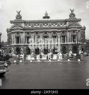 Anni '50, immagine storica di J. Allan Cash che mostra l'esterno del Palais Garnier, Opera National De Paris (Teatro dell'Opera) Parigi, Francia, costruito in stile architettonico barocco revival per l'imperatore Napoleone III Foto Stock