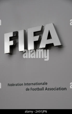 Il segno all'entrata di FIFA-sede centrale, che si trova a Zurigo. Foto Stock