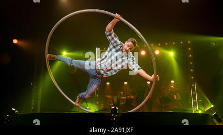 Londra, UK 12 Novembre 2019. Charlie Wheeller esegue sulla ruota Cyr in anteprima di 'La Clique', Olivier Award-winning cabaret show di varietà tornando al West End dopo oltre un decennio. Con alcuni dei migliori esecutori di varietà tra cui fire-respirazione, spada-deglutizione e acrobazie, la mostra è il alla Spiegeltent nel quadrato di Leicester fino al 4 gennaio 2020. Credito: Stephen Chung / Alamy Live News Foto Stock