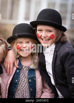 Ragazze vestite come le streghe di Pasqua Foto Stock