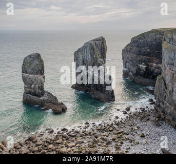 Pile del mare causato da erosione costiera sulle rive del Pembrokeshire, Galles. Foto Stock