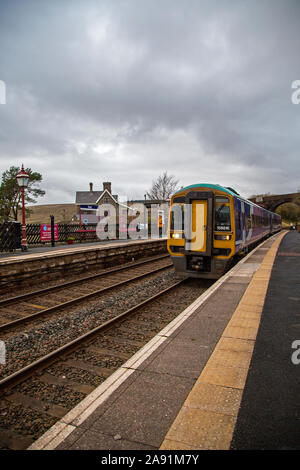 Un treno si erge a Dent stazione ferroviaria, Cowgill, South Lakeland District della Cumbria, la più alta al di sopra del livello del mare in Inghilterra a 1150 piedi Foto Stock