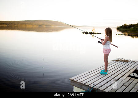 Ragazza la pesca nel lago Foto Stock