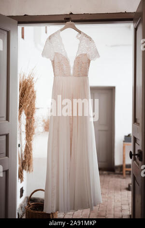 Abito da sposa appeso Foto Stock