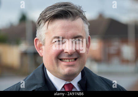 Mansfield, Nottinghamshire, Inghilterra, Regno Unito. 12 novembre 2019. Jon Ashworth manodopera ombra del Segretario per la salute di campagna elettorale in Mansfield, Nottinghamshire. Questo marginale sede parlamentare che è stata vinta dal Partito conservatore nelle 2017 elezioni generali da Ben Bradley e potrebbe essere un campo di battaglia chiave in questa elezione. Alan Beastall/Alamy Live News Foto Stock