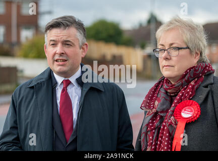 Mansfield, Nottinghamshire, Inghilterra, Regno Unito. 12 novembre 2019. Jon Ashworth manodopera ombra del Segretario per la salute di campagna elettorale in Mansfield, Nottinghamshire con Sonya Ward il c.p.p. per Mansfield questo marginale sede parlamentare che è stata vinta dal Partito conservatore nelle 2017 elezioni generali da Ben Bradley e potrebbe essere un campo di battaglia chiave in questa elezione. Alan Beastall/Alamy Live News Foto Stock