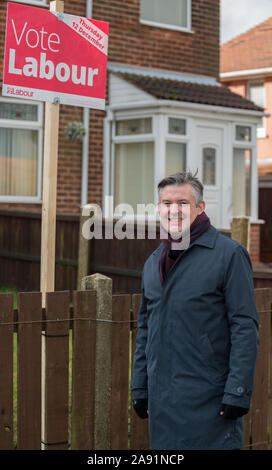 Mansfield, Nottinghamshire, Inghilterra, Regno Unito. 12 novembre 2019. Jon Ashworth manodopera ombra del Segretario per la salute di campagna elettorale in Mansfield, Nottinghamshire. Questo marginale sede parlamentare che è stata vinta dal Partito conservatore nelle 2017 elezioni generali da Ben Bradley e potrebbe essere un campo di battaglia chiave in questa elezione. Alan Beastall/Alamy Live News Foto Stock