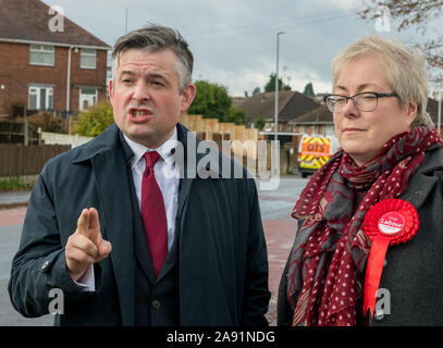 Mansfield, Nottinghamshire, Inghilterra, Regno Unito. 12 novembre 2019. Jon Ashworth manodopera ombra del Segretario per la salute di campagna elettorale in Mansfield, Nottinghamshire con Sonya Ward il c.p.p. per Mansfield questo marginale sede parlamentare che è stata vinta dal Partito conservatore nelle 2017 elezioni generali da Ben Bradley e potrebbe essere un campo di battaglia chiave in questa elezione. Alan Beastall/Alamy Live News Foto Stock