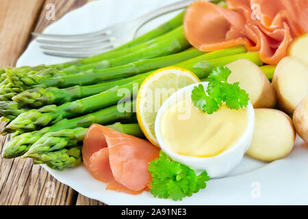 Asparagi con salmone e salsa hollandaise Foto Stock