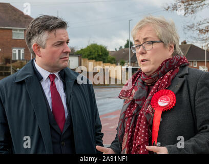 Mansfield, Nottinghamshire, Inghilterra, Regno Unito. 12 novembre 2019. Jon Ashworth manodopera ombra del Segretario per la salute di campagna elettorale in Mansfield, Nottinghamshire con Sonya Ward il c.p.p. per Mansfield questo marginale sede parlamentare che è stata vinta dal Partito conservatore nelle 2017 elezioni generali da Ben Bradley e potrebbe essere un campo di battaglia chiave in questa elezione. Alan Beastall/Alamy Live News Foto Stock