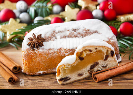 Il tedesco Christstollen torta con del marzapane e decorazioni Foto Stock