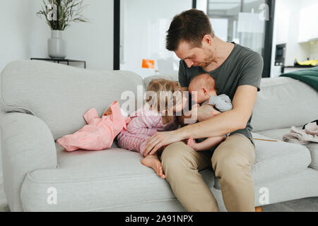 Padre di due figli Foto Stock