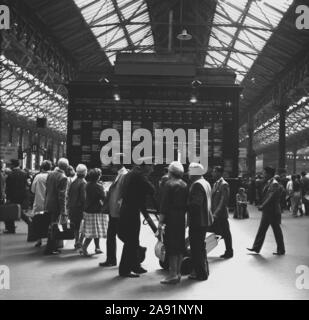 Anni sessanta, storico, la stazione ferroviaria di Victoria, passeggeri ferroviari dell'atrio, Inghilterra, Regno Unito. Foto Stock