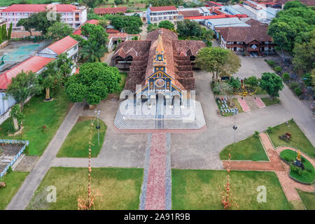 Veduta aerea di ' Nha tho go ' o chiesa di legno Kon Tum, Vietnam Foto Stock