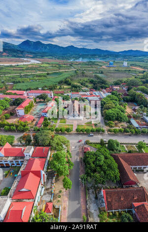 Veduta aerea di ' Nha tho go ' o chiesa di legno Kon Tum, Vietnam Foto Stock