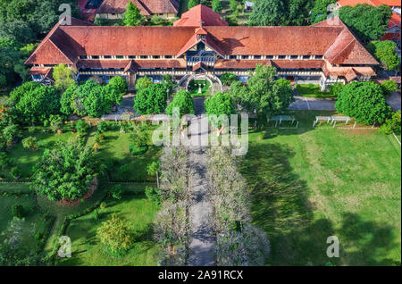 Veduta aerea di ' Nha tho go ' o chiesa di legno Kon Tum, Vietnam Foto Stock