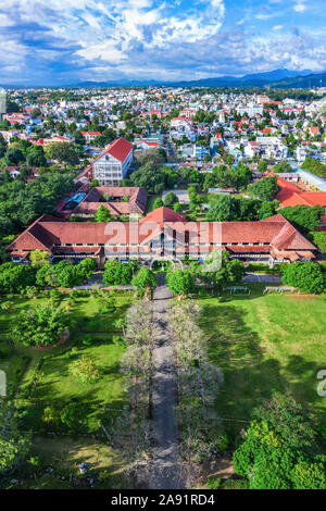 Veduta aerea di ' Nha tho go ' o chiesa di legno Kon Tum, Vietnam Foto Stock