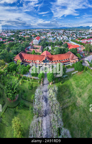 Veduta aerea di ' Nha tho go ' o chiesa di legno Kon Tum, Vietnam Foto Stock