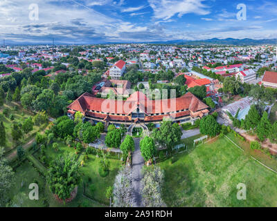 Veduta aerea di ' Nha tho go ' o chiesa di legno Kon Tum, Vietnam Foto Stock