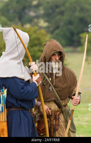 Battaglia medievale re-enactors vestito come arcieri appartenenti al Cwmwd Ial società rivivere la battaglia di Crogen 1165 nel Galles del Nord Foto Stock