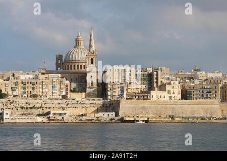 Skyline del centro storico di La Valletta, capitale di Malta, come visto dal mare. Foto Stock