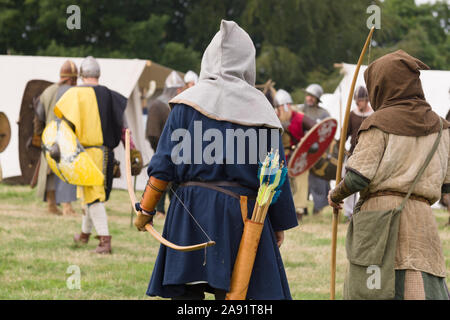 Battaglia medievale re-enactors vestito come arcieri appartenenti al Cwmwd Ial società rivivere la battaglia di Crogen 1165 nel Galles del Nord Foto Stock