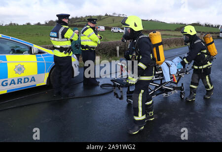 Fire equipaggi provenienti da Irlanda del Nord e della Repubblica di Irlanda il recupero di un ferito da una simulazione di crash che coinvolgono un combustibile di autocarri e di autobus, durante un multi-agenzia esercizio di emergenza in Castleblayney, nella contea di Monaghan, Irlanda. Foto Stock