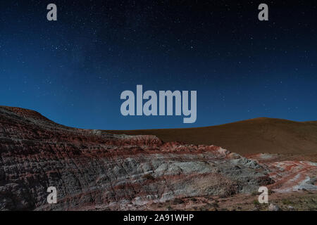 Incredibile a strisce rosse montagne in una notte di luna Foto Stock