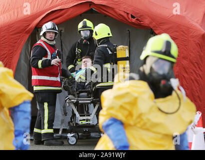 Fire equipaggi provenienti da Irlanda del Nord e della Repubblica di Irlanda il recupero di un ferito da una simulazione di crash che coinvolgono un combustibile di autocarri e di autobus, durante un multi-agenzia esercizio di emergenza in Castleblayney, nella contea di Monaghan, Irlanda. Foto Stock