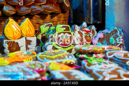 Gingerbread Man e altri souvenir tradizionali a livello europeo mercatino di Natale Foto Stock