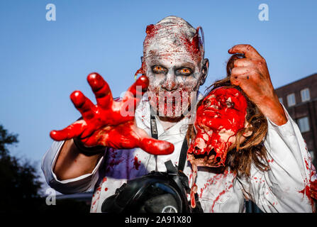 Essen, la zona della Ruhr, Renania settentrionale-Vestfalia, Germania - Zombie a piedi sulla serata di Halloween nel centro di Essen. Essen, Ruhrgebiet, Renania settentrionale-Vestfalia, DEU Foto Stock