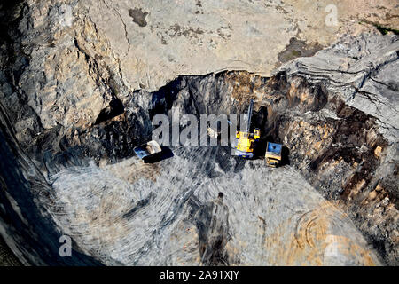 Il bitume olio ricco di sabbia è prelevato per la lavorazione in uno dei petrolio miniere di sabbia in Fort McMurray in Alberta, Canada. L'Athabasca oil sands deposito è tra le più grandi del mondo. Il bitume, anche comunemente denominato tar (quindi tar sands), contiene un sacco di idrocarburi, ma è notoriamente difficile da estrarre. Per ogni 100 BTU di energia estratta, 70 BTU è perso nel processo. Soltanto nel 2011, l'olio le sabbie Operazioni in Canada prodotti 55 milioni di tonnellate di 'le emissioni di gas a effetto serra". Questo è l'otto per cento del Canada è emissioni totali. Foto Stock