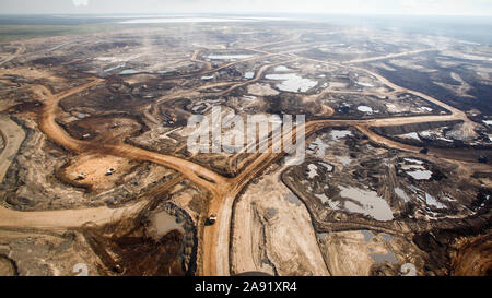 Scavo di sabbia di olio a uno del petrolio miniere di sabbia in Fort McMurray in Alberta, Canada. L'Athabasca oil sands deposito è tra le più grandi del mondo. Il bitume, anche comunemente denominato tar (quindi tar sands), contiene un sacco di idrocarburi, ma è notoriamente difficile da estrarre. Per ogni 100 BTU di energia estratta, 70 BTU è perso nel processo. Soltanto nel 2011, l'olio le sabbie Operazioni in Canada prodotti 55 milioni di tonnellate di 'le emissioni di gas a effetto serra". Questo è l'otto per cento del Canada è emissioni totali. Foto Stock