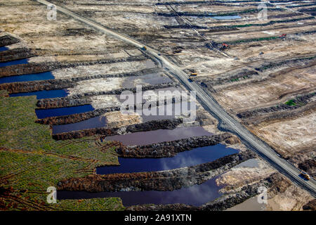 Scavo di sabbia di olio a uno del petrolio miniere di sabbia in Fort McMurray in Alberta, Canada. L'Athabasca oil sands deposito è tra le più grandi del mondo. Il bitume, anche comunemente denominato tar (quindi tar sands), contiene un sacco di idrocarburi, ma è notoriamente difficile da estrarre. Per ogni 100 BTU di energia estratta, 70 BTU è perso nel processo. Soltanto nel 2011, l'olio le sabbie Operazioni in Canada prodotti 55 milioni di tonnellate di 'le emissioni di gas a effetto serra". Questo è l'otto per cento del Canada è emissioni totali. Foto Stock