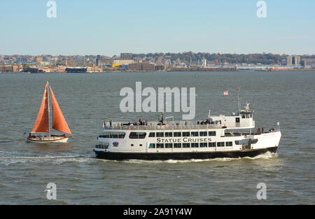 Città di Jersey, New Jersey - 04 NOV 2019: Miss Ellis Island un servizio di traghetti che fornisce il solo trasporto turistico per la Statua della Libertà e di El Foto Stock