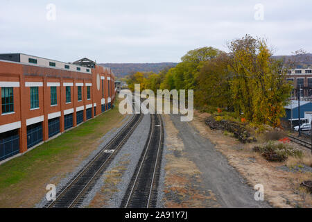 SCRANTON, Pennsylvania - 30 OTT 2019: i binari della ferrovia dietro il Marketplace al Steamtown. Foto Stock