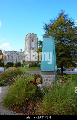 WESTFIELD, NEW JERSEY - 02 NOV 2019: il 9/11 Memorial con la prima chiesa metodista in background, onori coloro che è morto nel settembre 11th. Foto Stock